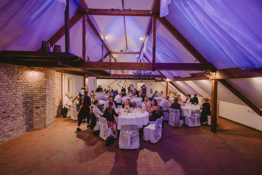 Dinner Atmosphäre in der Scheune runde tische